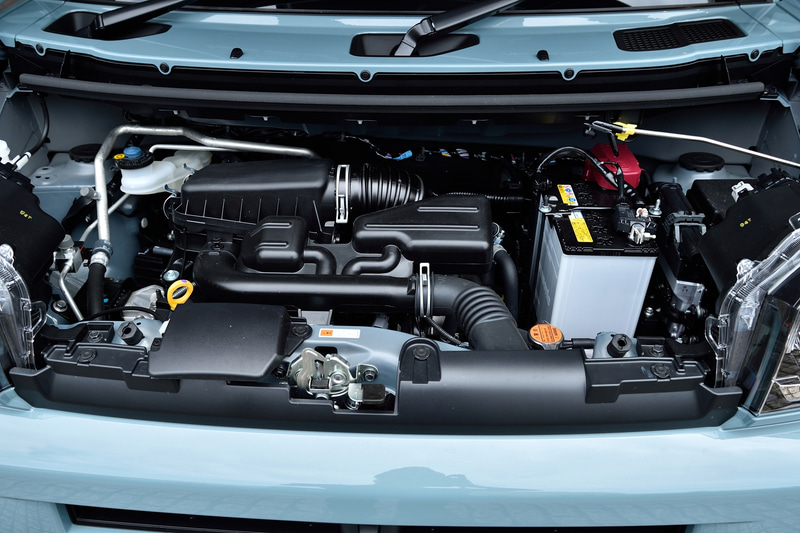 自然吸気モデルは最高出力38kW（52PS）/6900rpm、最大トルク60Nm（6.1kgfm）/3600rpmを発生する直列3気筒DOHC 0.66リッターエンジンを搭載。トランスミッションはコストアップや重量増を避けるため、D-CVTではない従来からのCVTが用いられる