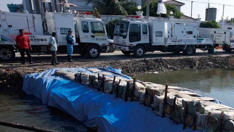 フル稼働で排水作業を行なう排水ポンプ車