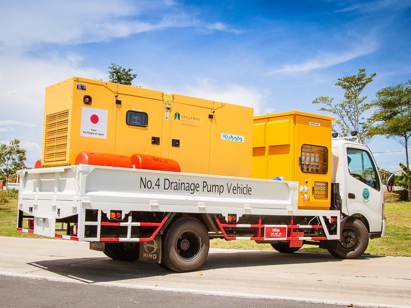 また2014年6月27日には、日本政府がJICAを通じて、排水ポンプ車10台の引渡し式を、タイ農業・協同組合省王室灌漑局アユタヤ事務所で行なっている