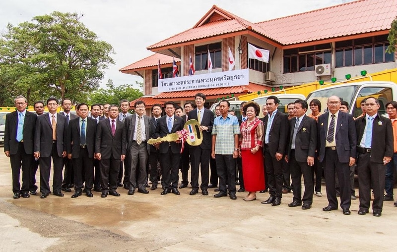 また2014年6月27日には、日本政府がJICAを通じて、排水ポンプ車10台の引渡し式を、タイ農業・協同組合省王室灌漑局アユタヤ事務所で行なっている