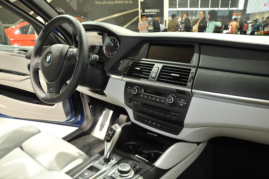 X5M。4.4リッターV8ツイン・ツインスクロールターボエンジンを搭載。トランスミッションは6速ATだがデュアルクラッチではない