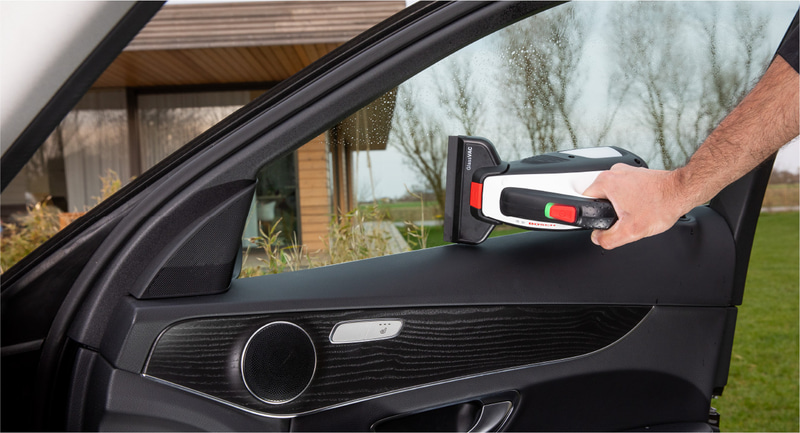 水も吸い込めるコードレス窓用バキュームクリーナー