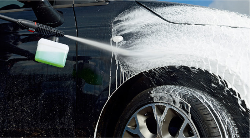 高圧洗浄機は付属のフォームノズルを使えば駐車場でも本格的な洗車が可能