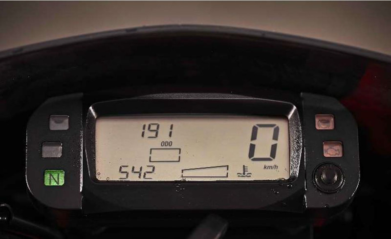 デジタルメーターを採用