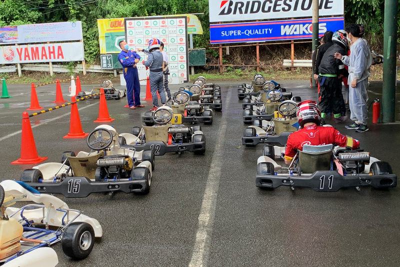 KARTはマシンの公平性を保つため、選手交代のたびに前のKARTに乗り換えていく