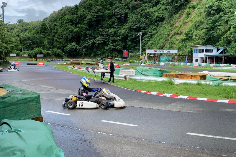 乗り慣れているカーターは、随分リアを流しています