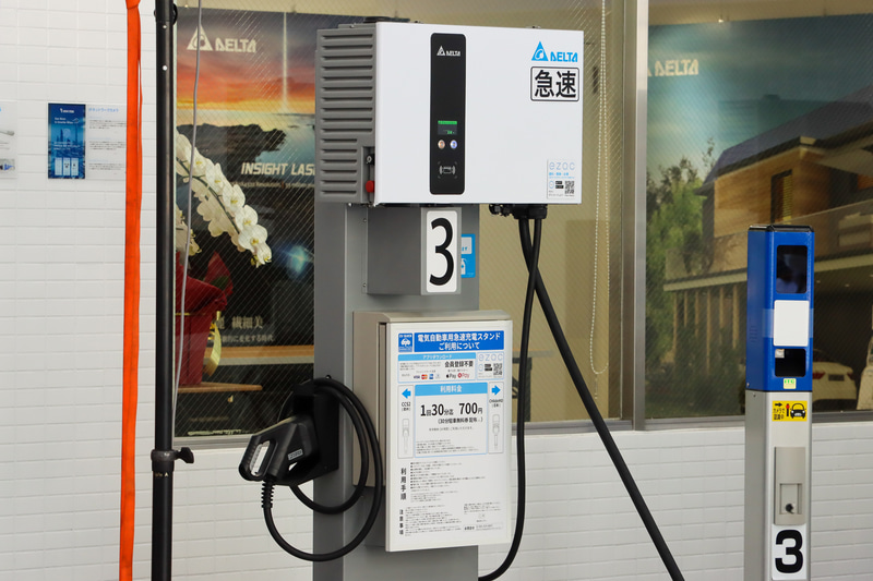 壁掛けも可能という軽量コンパクトな25kW急速充電器が3台。CHAdeMOに加え欧州規格のCCS2にも対応