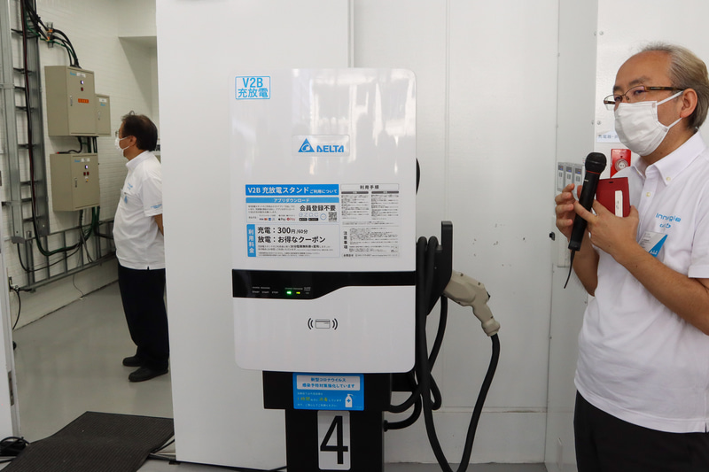 こちらは普通充電と車両からビルへ給電も可能なV2B充放電スタンド。非常時にはEVのバッテリーからカフェなど施設の電気を賄うこともできる