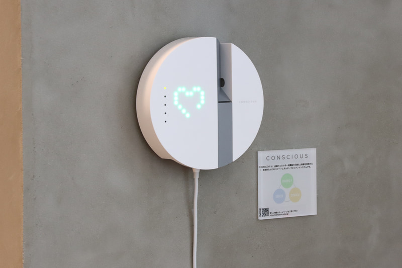 カフェなどに設置された「CONCIOUS」。店舗の電気消費量に加え、温度や湿度、CO2など空間の状況をセンシングできる