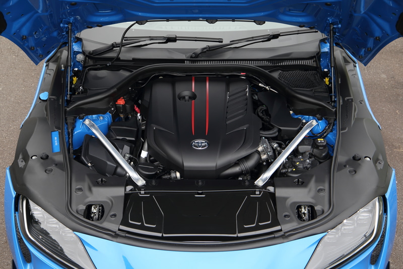 パワーアップした6気筒エンジンと、フロントストラットタワーに増設されたブレース（シルバーの部品）。RZのWLTCモード燃費は12.0km/L（SZ-Rは12.7km/L、SZは13.1km/L）