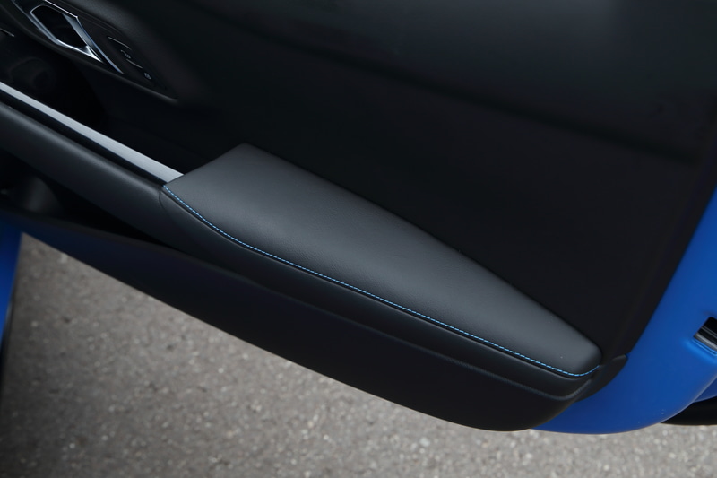 内装にはブルーのステッチが入る