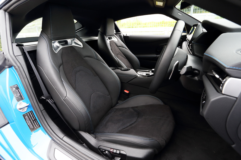 内装にはブルーのステッチが入る