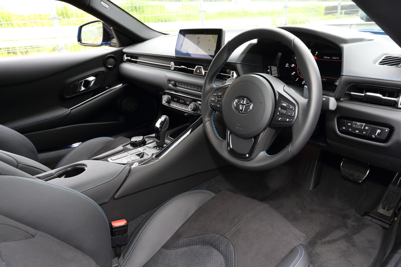 内装にはブルーのステッチが入る