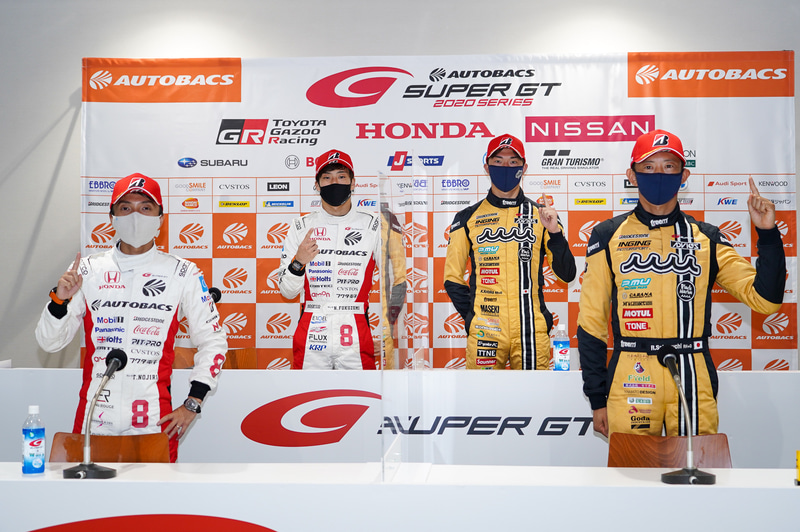ポールポジション記者会見。左からGT500クラスポールポジションの野尻智紀選手、福住仁嶺組選手（後方）、GT300クラスポールポジションの小高一斗選手（後方）、阪口良平選手