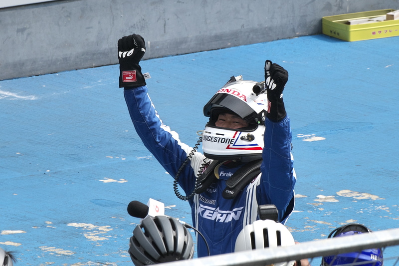 優勝を喜ぶ塚越選手