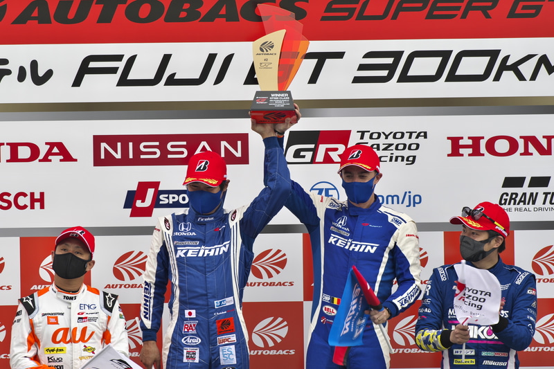 優勝した塚越広大選手（左）とベルトラン・バゲット選手（右）