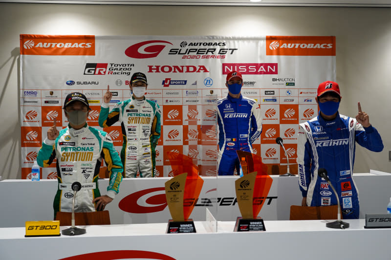 優勝記者会見。左から加藤寛規選手、柳田真孝選手（後列）、ベルトラン・バゲット選手（後列）、塚越広大選手