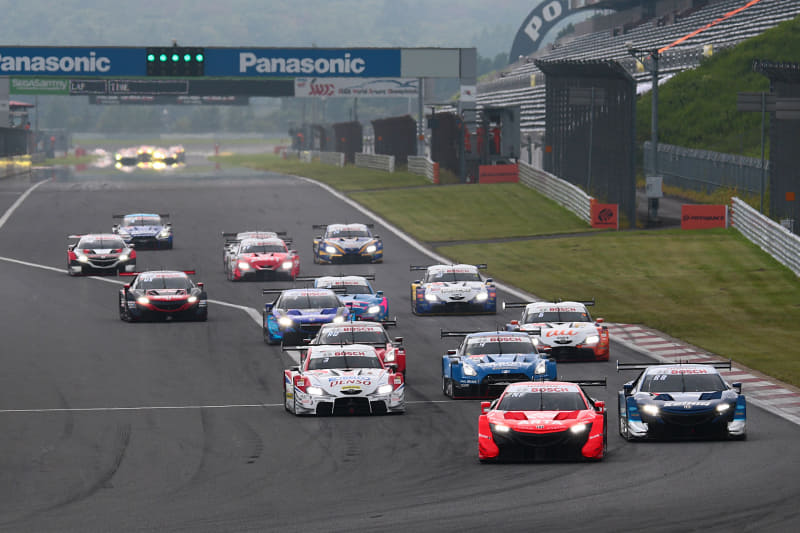 GT500クラスのスタートシーン