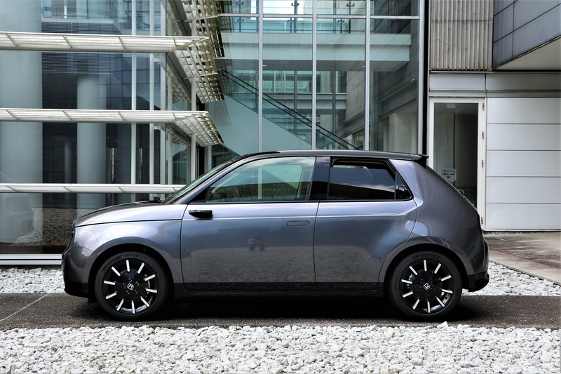 「ホンダN360」や初代「シビック」の印象も感じられるHONDA eのデザイン