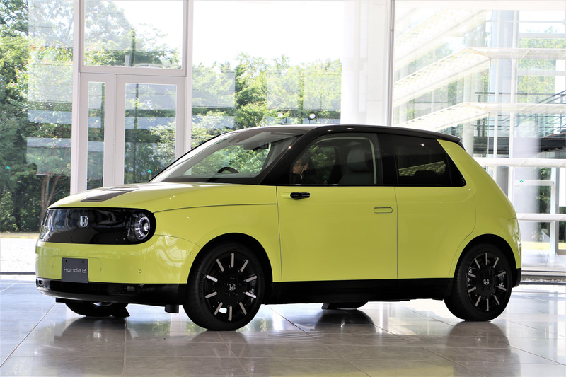 Honda eではリアアクスルにモーターをレイアウトした後輪駆動を採用するとともに、バッテリーをフロア下に配置することで前後50：50の重量配分を実現