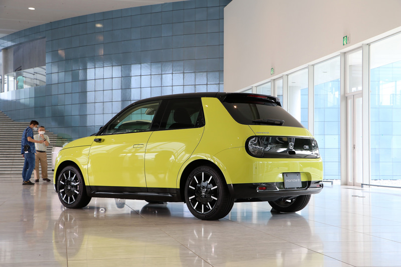 高出力型リチウムイオンバッテリーの容量は35.5kWhで、1回の充電で283km（WLTC）の走行を可能にした。30分の急速充電で走行可能なレンジは202kmとのこと