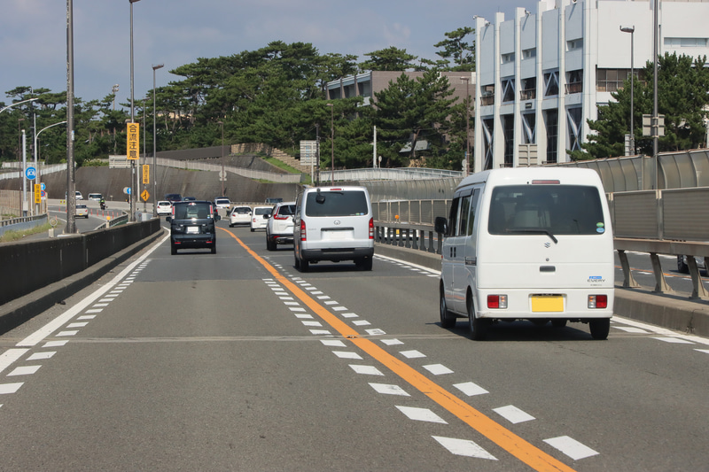 合流を避けたいこともあって右側車線は混雑しがち