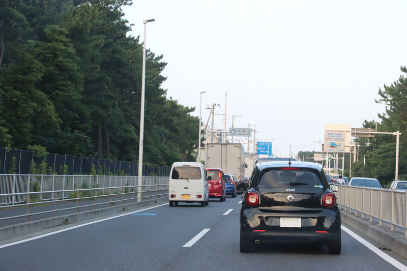 交通量が増えてきたときに渋滞が始まりやすいのも右側車線