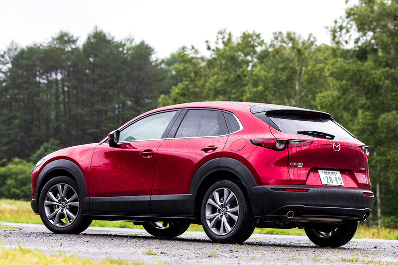 CX-30は「人生の幅が広がる・世界が広がる」をコンセプトに開発されたクロスオーバーSUV。往路で試乗したのはソウルレッドクリスタルメタリックカラーの「20S L Package」（AWD/6速AT）で、価格は309万6500円。ボディサイズは4395×1795×1540mm（全長×全幅×全高）、ホイールベースは2655mm