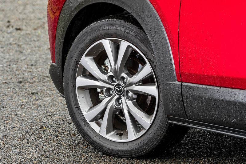 撮影車の足下は18インチアルミホイールにTOYO TIRE「PROXES R56」（215/55R18）の組み合わせ