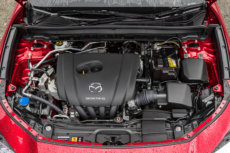 直列4気筒DOHC 2.0リッター直噴ガソリン「PE-VPS」型エンジン（SKYACTIV-G 2.0）は最高出力115kW（156PS）/6000rpm、最大トルク199Nm（20.3kgfm）/4000rpmを発生。無鉛レギュラーガソリン仕様で、WLTCモード燃費は14.8km/L