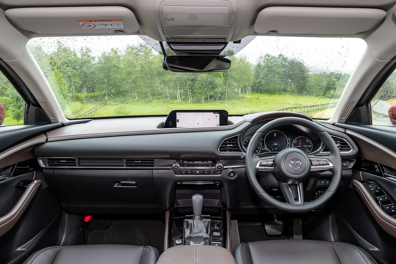 CX-30のコクピットはドライバーを中心に表示機器、操作スイッチなどを左右対称とし、それぞれがドライバーへ向けて正対するようにレイアウト。クルマとドライバーの一体感を強め、心地よい“包まれ感”を表現している