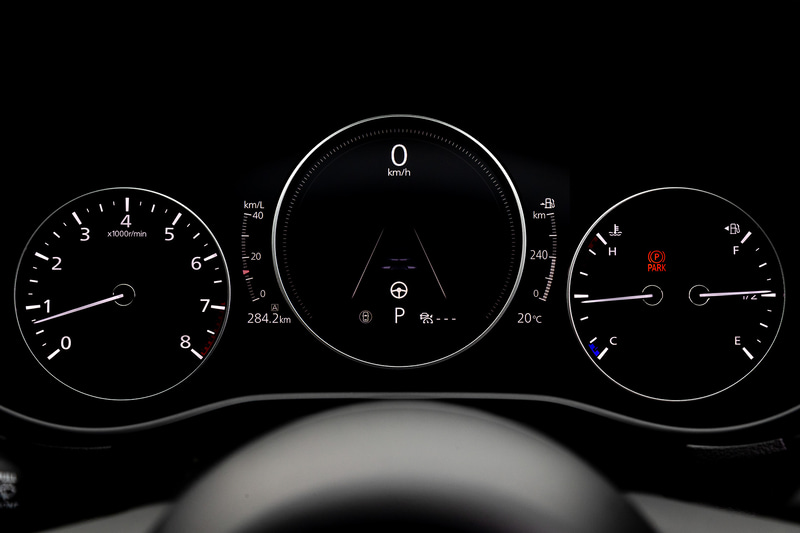 CX-30のコクピットはドライバーを中心に表示機器、操作スイッチなどを左右対称とし、それぞれがドライバーへ向けて正対するようにレイアウト。クルマとドライバーの一体感を強め、心地よい“包まれ感”を表現している