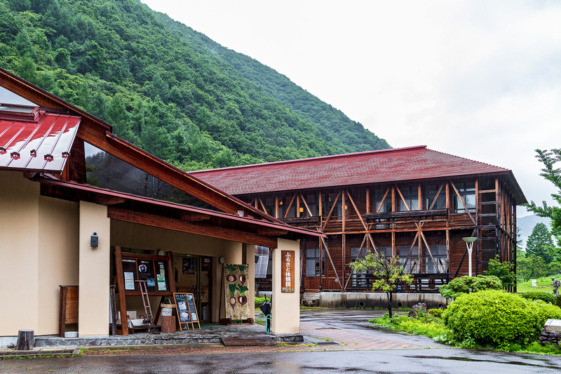 信州木曽ふるさと体験館（長野県木曽郡木曽町新開6959番地）の営業時間は9時30分～16時30分。ただし、新型コロナウイルス感染症の拡大防止のため、8月8日から当面の間、体験予約の受付を休止。再開時期は<a href="https://taikenkan.jp/" class="n" target="_blank">公式サイト</a>でアナウンスするとのこと