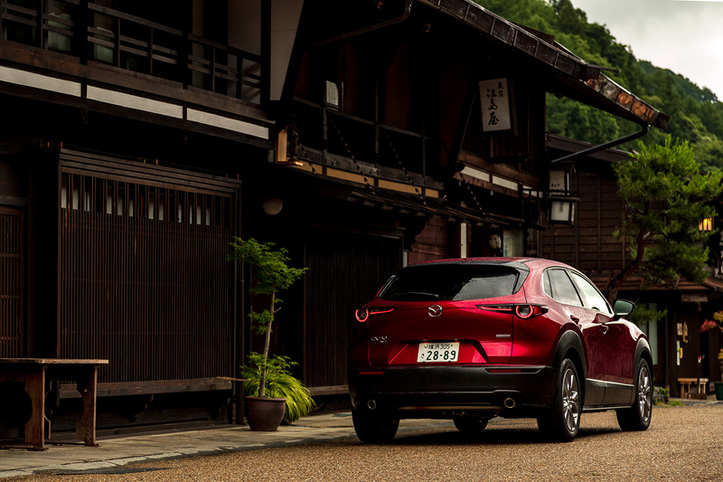 美しい木造家屋の街並みが望める中山道の奈良井宿。CX-30とのコントラストは見事というほかない