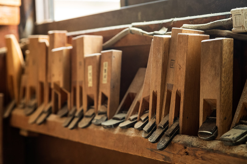 <a href="http://matsumin.com/" class="n" target="_blank">株式会社松本民芸家具</a>の工房を特別に見学させていただいた。松本民芸家具ではミズメザクラなど日本で育った木を材料として使用するのが特徴で、長年の使用に耐え、使い込むことによって美しさが出るという