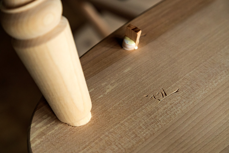 <a href="http://matsumin.com/" class="n" target="_blank">株式会社松本民芸家具</a>の工房を特別に見学させていただいた。松本民芸家具ではミズメザクラなど日本で育った木を材料として使用するのが特徴で、長年の使用に耐え、使い込むことによって美しさが出るという