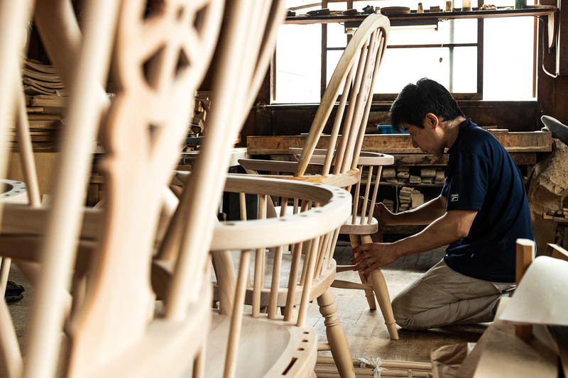 <a href="http://matsumin.com/" class="n" target="_blank">株式会社松本民芸家具</a>の工房を特別に見学させていただいた。松本民芸家具ではミズメザクラなど日本で育った木を材料として使用するのが特徴で、長年の使用に耐え、使い込むことによって美しさが出るという