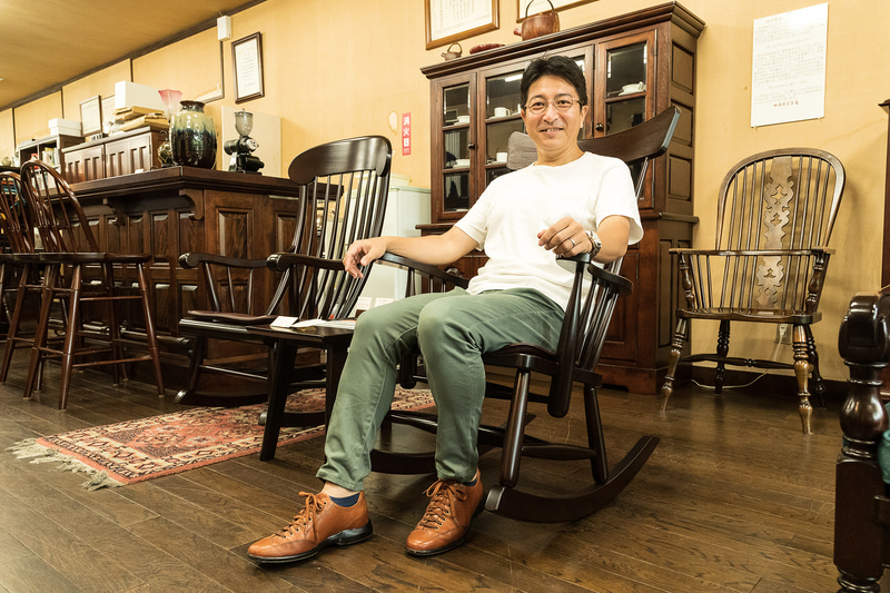 土蔵造りの建家は<a href="http://matsumin.com/40_news/44_info/45_agncy.html" class="n" target="_blank">松本民芸家具のショールーム</a>。チェアや長イス、テーブル、キャビネット、デスクなどさまざまな製品を見ることができる