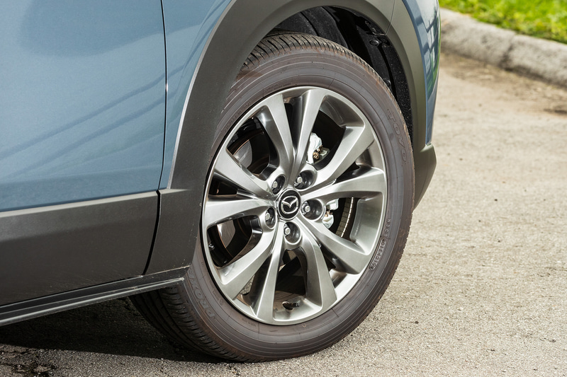 標準ガソリンエンジン車と外観での違いはリアの「SKYACTIV-X」バッヂの有無、マフラーテールエンドの形状程度