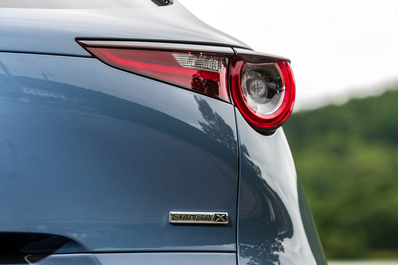 標準ガソリンエンジン車と外観での違いはリアの「SKYACTIV-X」バッヂの有無、マフラーテールエンドの形状程度
