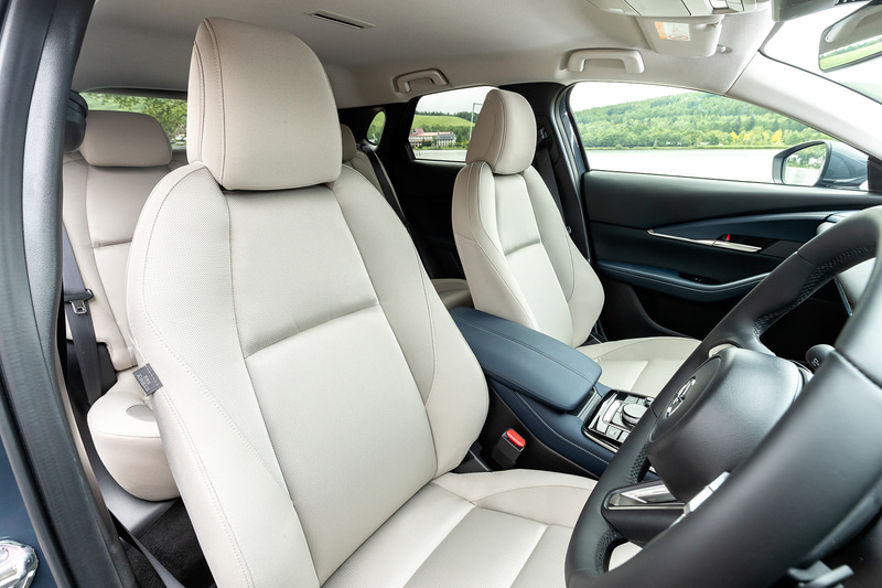 ネイビーブルーの内装色にシートはクロス素材のクレージュの組み合わせ