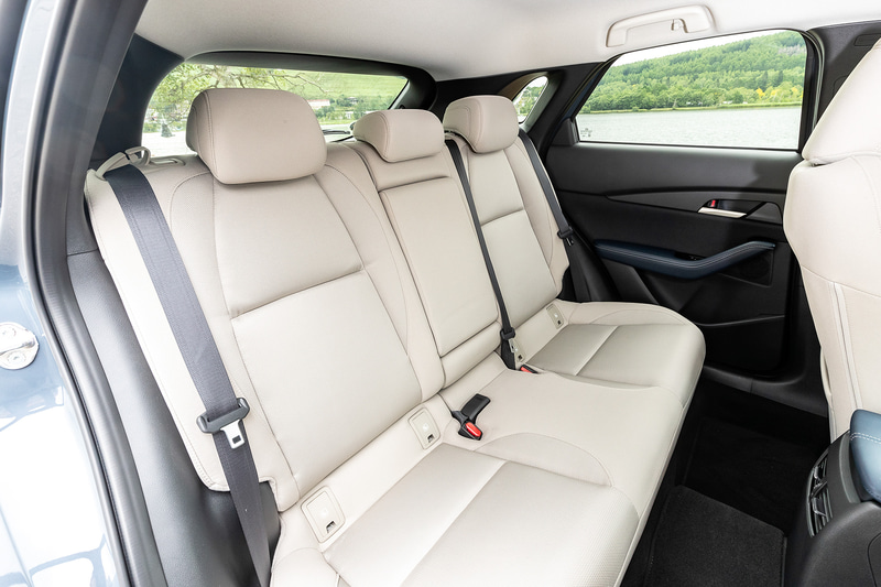 ネイビーブルーの内装色にシートはクロス素材のクレージュの組み合わせ