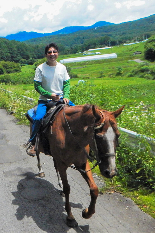 乗馬も行なう筆者