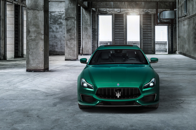 ローンチカラーとして3色のトリコロールカラーが設定される