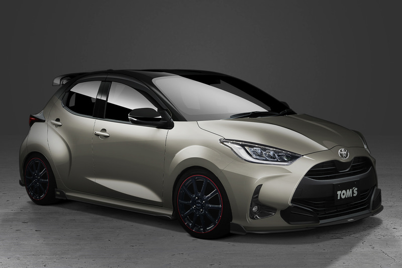 トムスのスタイリングパーツやトムスバレル、ホイールを装着したトヨタ「ヤリス」