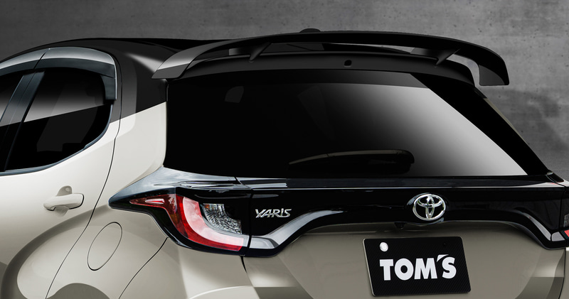 「リヤルーフウィング+スポイラー」はFRP素地7万5000円（税別）、塗装済み11万円（税別）