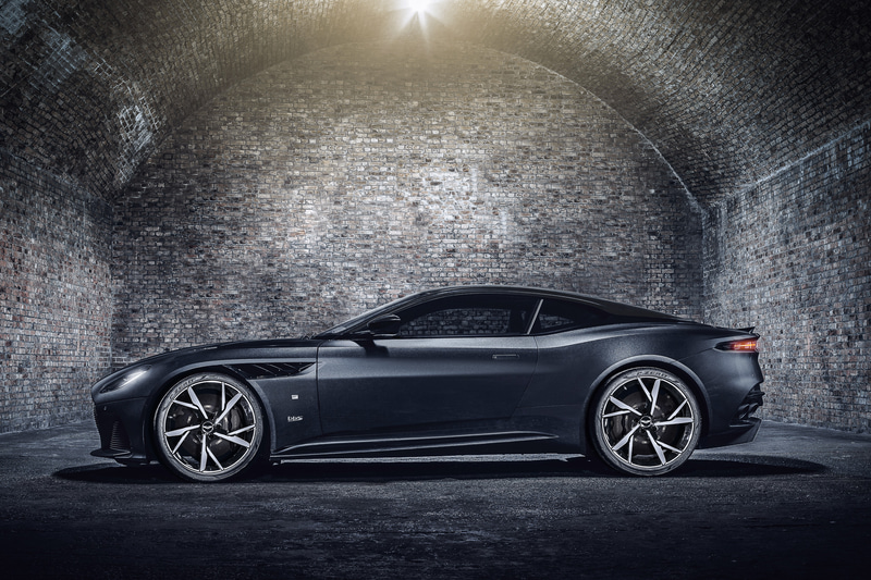 フロントフェンダーに007のエンブレムが取り付けられる