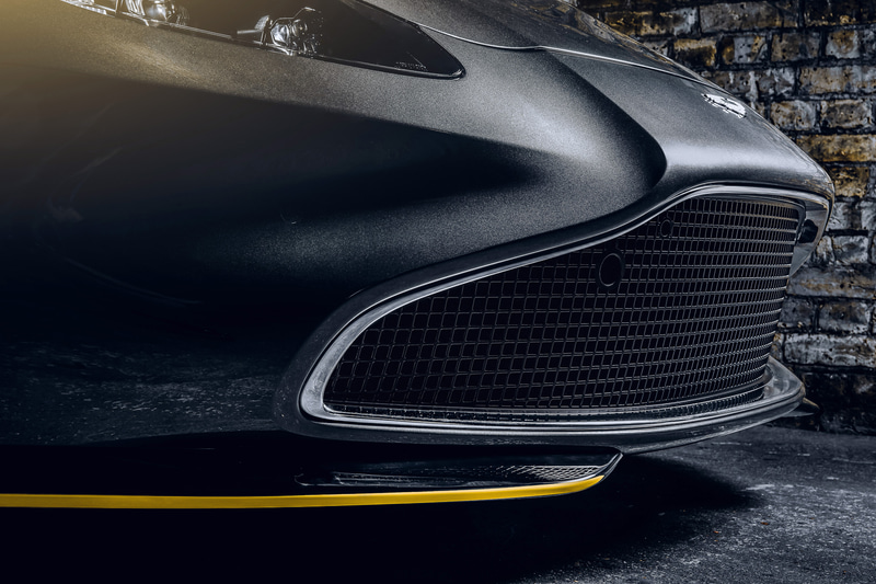 フロントやサイドにもイエローのワンポイントがあしらわれる