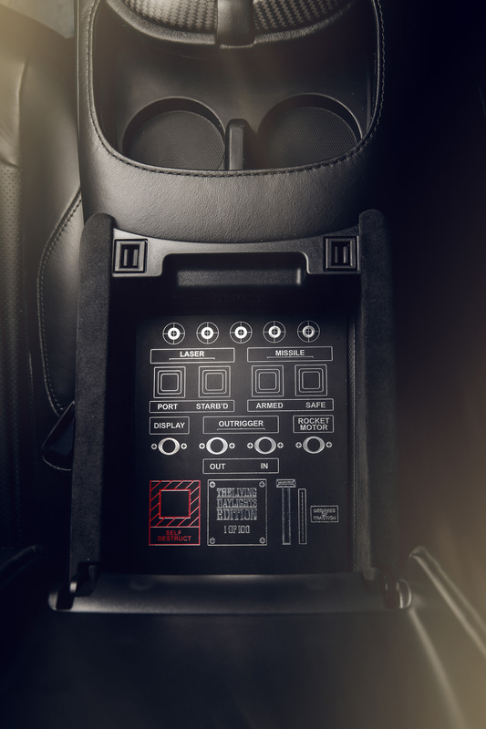 ガジェット・プレートのスイッチは、ロケット・モーター、ミサイル、レーザー、ターゲット・ディスプレイ、スキー・アウトリガーなどがある