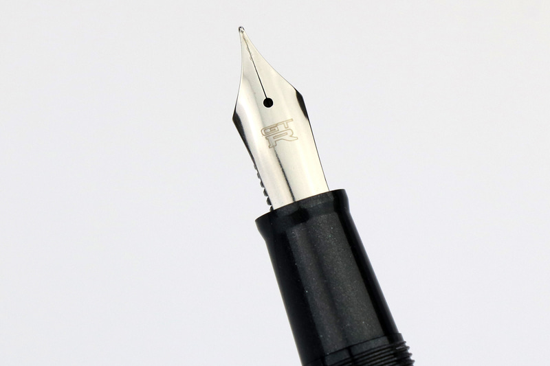 ペン先にはGT-Rのエンブレムを刻印